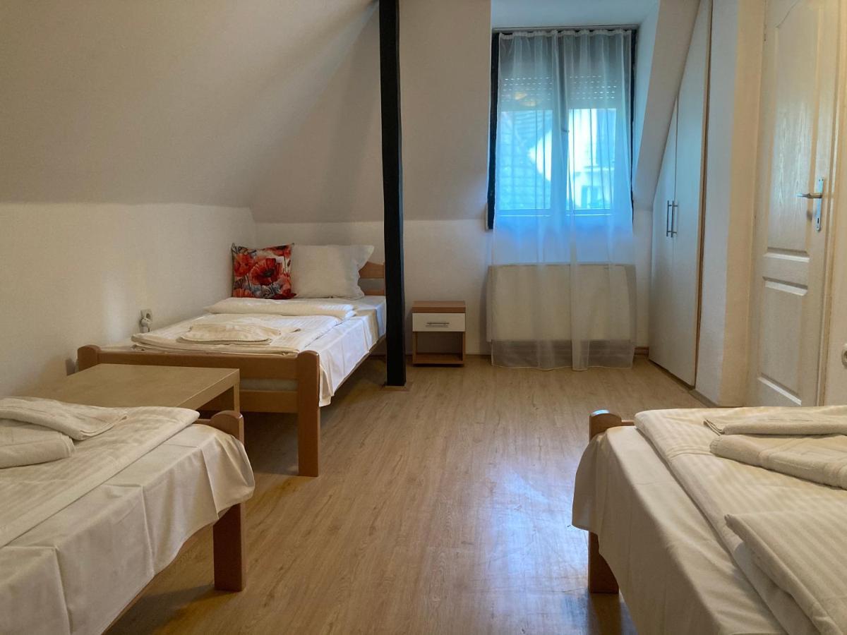 B&B Villa Pipacs Feketić 外观 照片